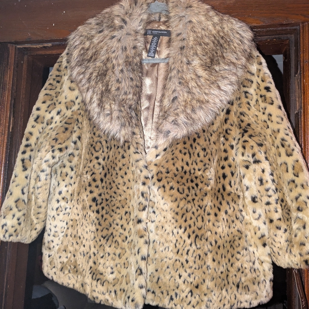 Faux Fur Leopard print Jacket. 3/4 length sleeves. INC International Concepts. - Picture 2 of 5